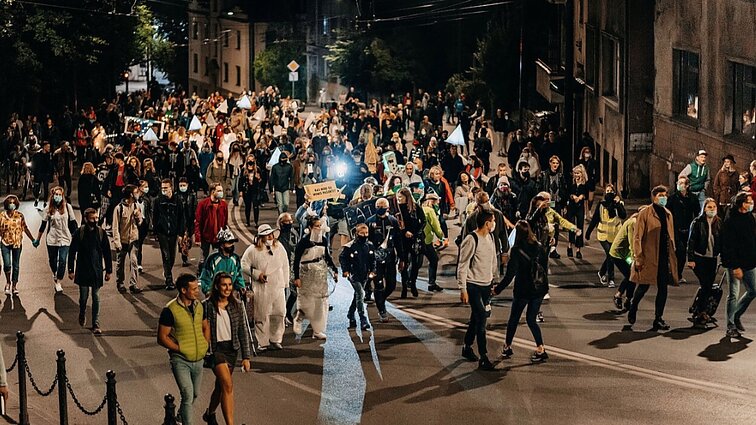 Labas rytas, Lietuva! Šeštadienis II d. Margaspalvė minia Kaune eis ir atbulomis, ir ridensis nuo kalno: neįprastu metu vėl džiugins festivalis „Fluxus“