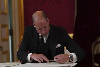 Princas Williamas pasirašo karaliaus proklamacijos dokumentą