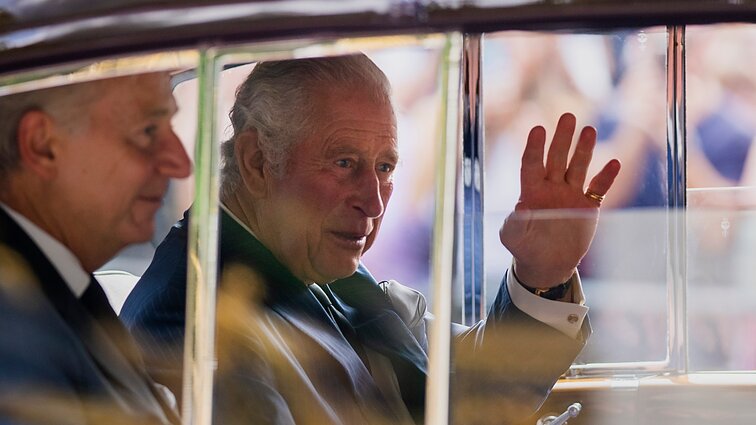 Karolio III tapimas karaliumi iškėlė monarchijos ateities klausimą, bet politikos mokslininkai laidoti santvarkos neskuba
