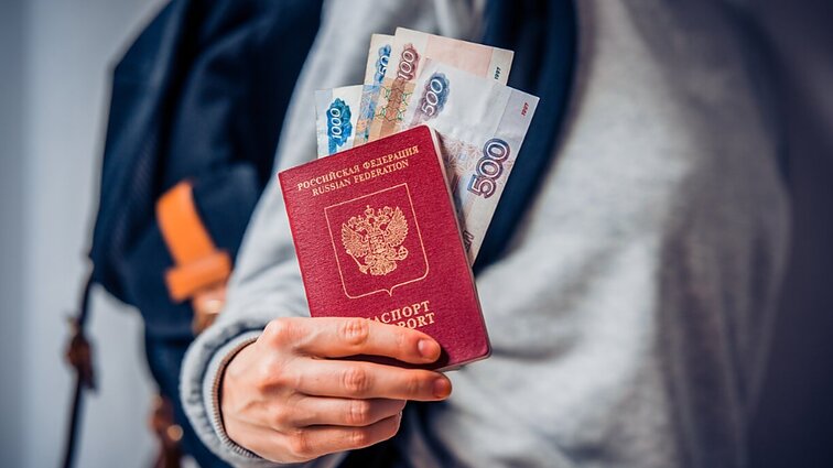 Baltijos šalių ir Lenkijos sprendimą karą palaikantys „turistai“ rusai teigia, kad „žmogaus teisių pažeidinėti negalima“