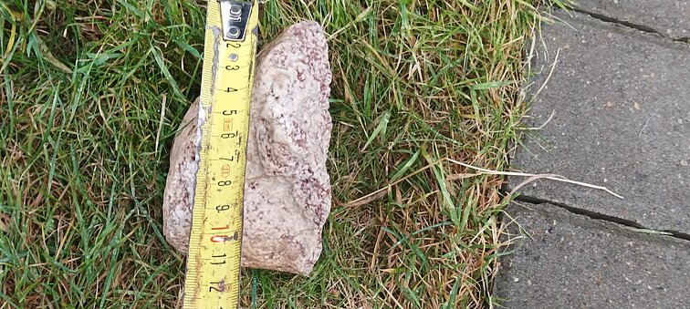 Iš dangaus Šeškinėje kritę akmenys