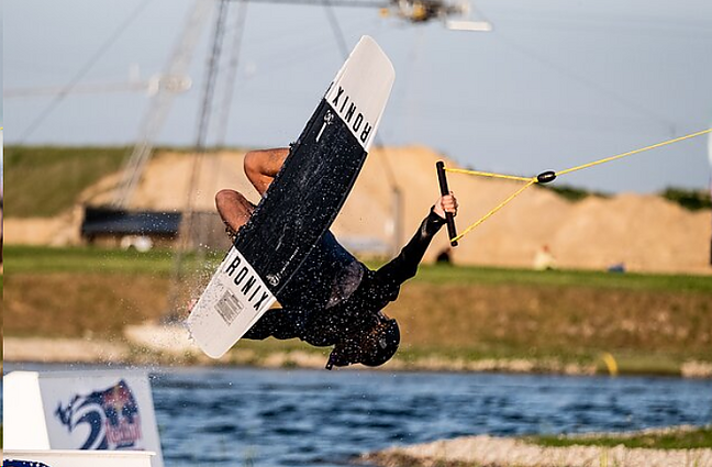 Paneigė su vandenlenčių sportu siejamus mitus: tai ekstremali veikla, bet išmokti gali kiekvienas