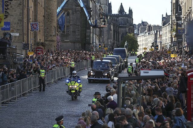 Škotijoje – pirmoji galimybė atsisveikinti su karaliene Elžbieta II: šalia Edinburgo katedros nusidriekė eilės