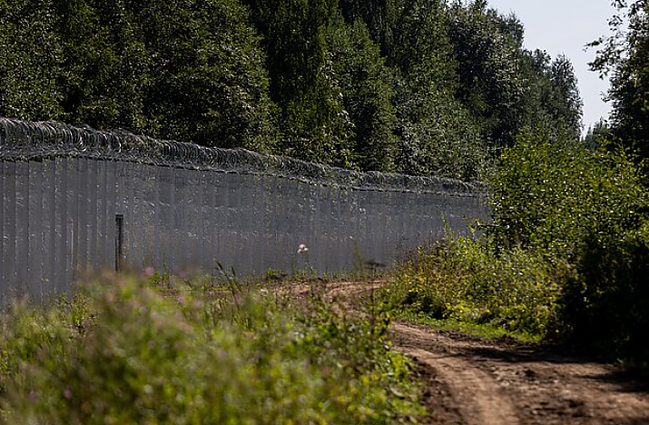 Žinios. Nepaprastajai padėčiai likus galioti tik pasienyje, dings dalis iki šiol taikytų ribojimų