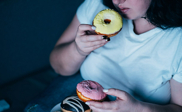 Sunerimę griebiatės maisto? Anot psichologės, galimai turite priklausomybę – emocinį valgymą