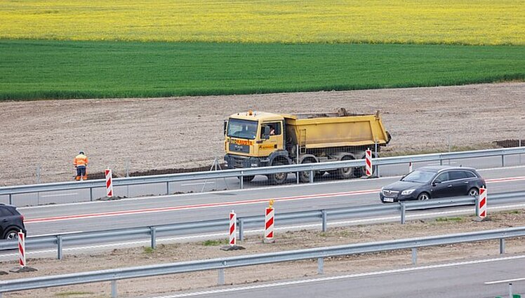 Specialistas ramina dėl bendros kelių būklės: problemų yra, bet gatvės skradžiai žemę tikrai neprapuls