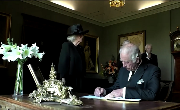 „Dieve, kaip nekenčiu“: nesandariu plunksnakočiu pasipiktinęs karalius Karolis III nesulaikė karčių žodžių