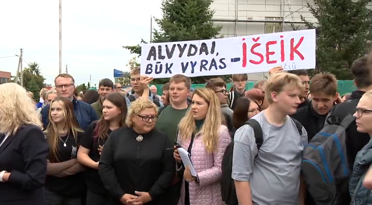Protestas šalia Riešės gimnazijos Protestas šalia Riešės gimnazijos