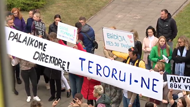 Protestas šalia Riešės gimnazijos Protestas šalia Riešės gimnazijos