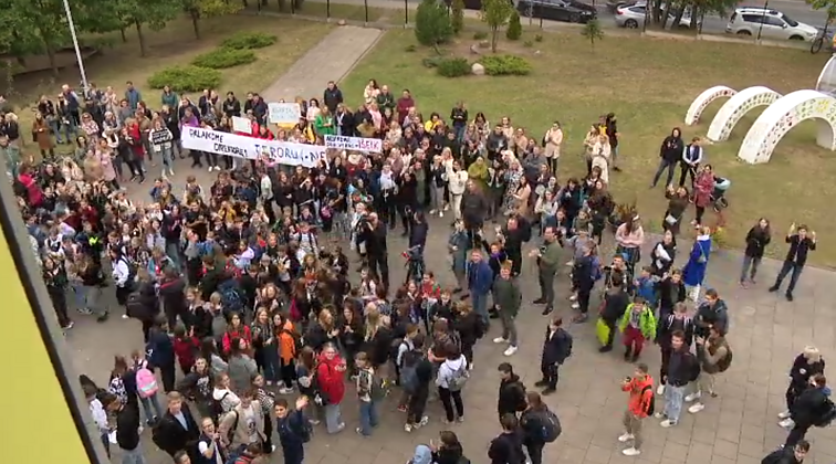 Protestas šalia Riešės gimnazijos Protestas šalia Riešės gimnazijos