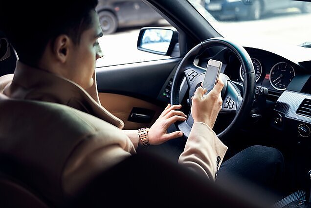 Siekia sukonkretinti draudimą naudotis telefonu vairuojant: dabar baudą gali gauti už naudojimąsi telefonu šildant automobilį