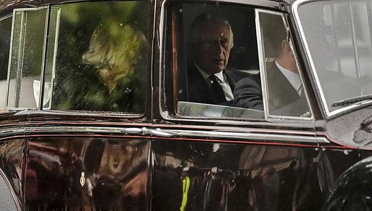 Londone sulaikytas riedutininkas, lėkęs link Karolio III automobilių vilkstinės, ir vyras, bandęs prasiveržti prie monarchės karsto