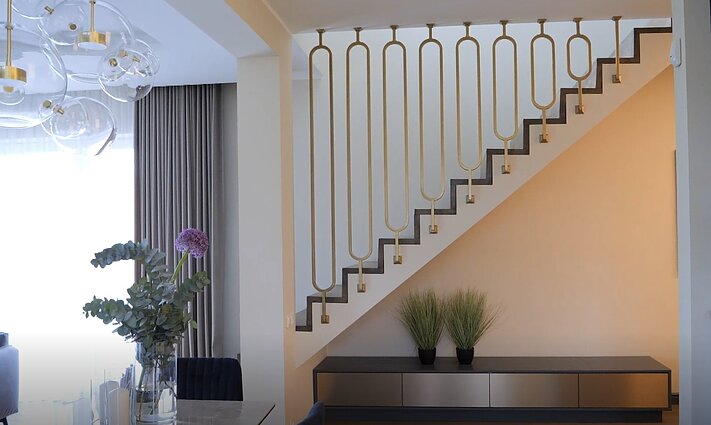 Namas su klasikinio stiliaus interjeru