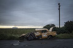 Rusijos karas prieš Ukrainą; sunaikinta transporto priemonė su užrašu Z stovi kelyje netoli Chuhuivo miesto Ukrainoje