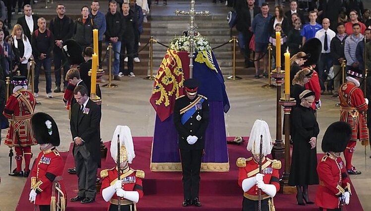 Princai Williamas ir Harry atidavė pagarbą budėdami prie karalienės karsto