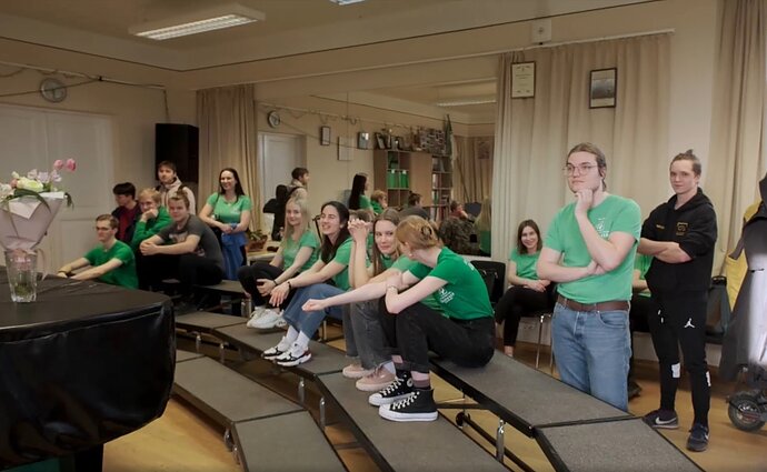 „Jaunystė“ dainuoja