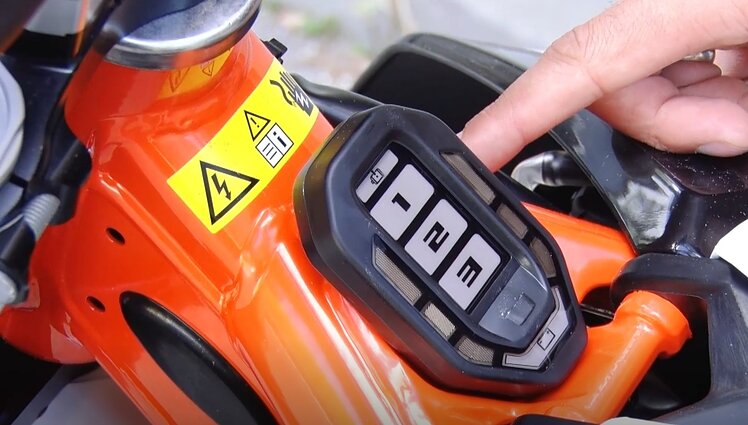 Aptarė elektrinių motociklų privalumus ir trūkumus: su įprastais motociklais lyginti nereikėtų