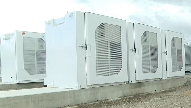 Žinios. Utenoje baigiamas įrengti pirmasis Lietuvoje elektros kaupimo įrenginių parkas