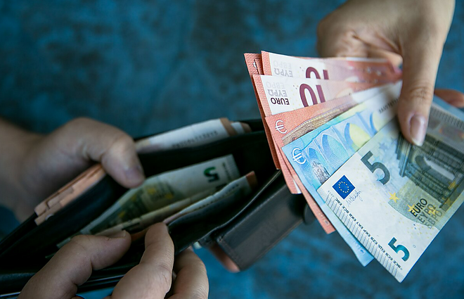 Įspėja dėl galimo atlyginimų mažinimo: kam ir kada tai gresia?