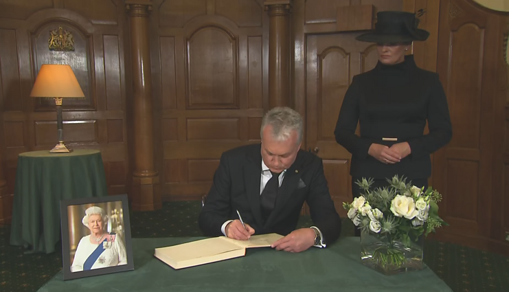 Gitanas Nausėda pasirašo Elžbietos II užuojautos knygoje