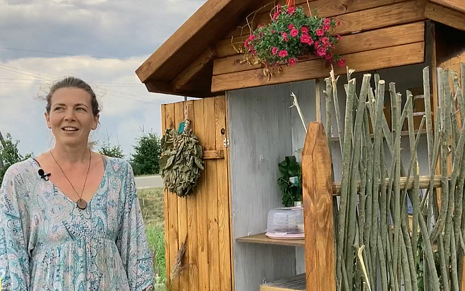 Į kaimą persikrausčiusi Aurelija mėgaujasi visais jo privalumais: maudosi eketėje, kepa duoną bei realizuoja save
