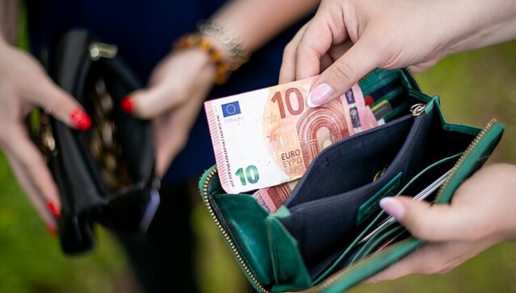Vyriausybei bus siūloma minimalią algą kitąmet kelti iki 840 eurų, NPD – iki 625 eurų