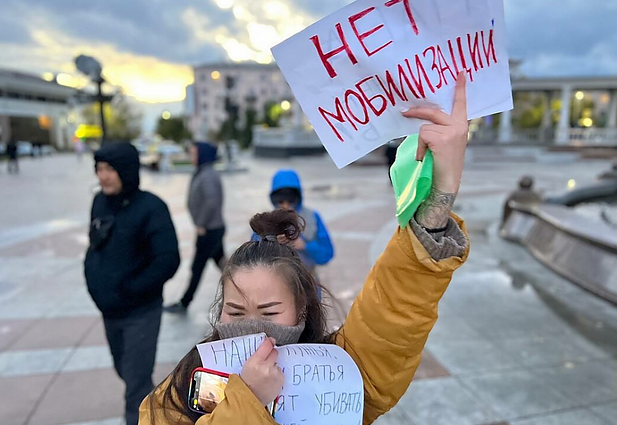 Buvęs kariuomenės vadas Žukas: Rusijos moterys dabar turi išeiti į gatves ir apginti savo vyrus