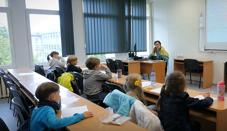 Žaisti, piešti, dainuoti, šokti ir kalbėti gimtąja kalba: Ukrainos centre – pamokos ukrainiečių vaikams