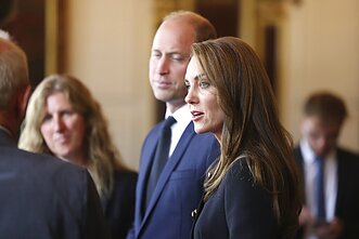 Princas Williamas ir Kate Middleton susitiko su darbuotojais ir savanoriais, dirbusiais per karalienės laidotuves