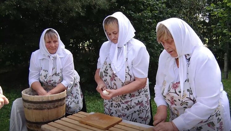 Linksmieji kaimo kepėjai pasidalijo aukštaitiško rauguolio receptu: tešlos minkymas atstos mankštą, o soti šeima – garantuota