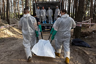 Украинские спасатели эксгумируют тела из братской могилы на окраине Изюма, 19 августа 2022 года Украинские спасатели эксгумируют тела из братской могилы на окраине Изюма, 19 августа 2022 года