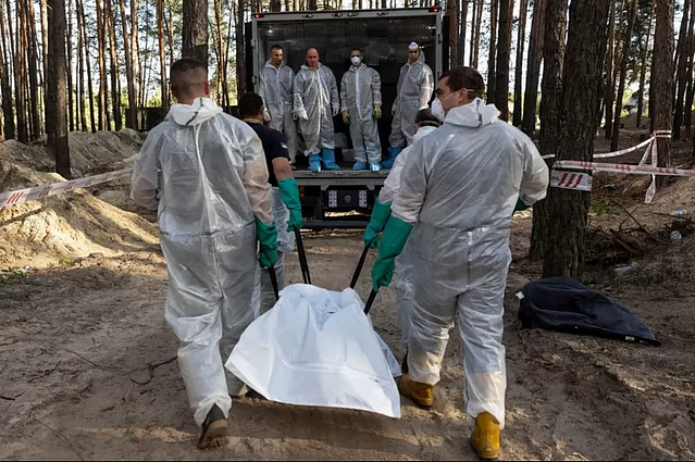 Украинские спасатели эксгумируют тела из братской могилы на окраине Изюма, 19 августа 2022 года Украинские спасатели эксгумируют тела из братской могилы на окраине Изюма, 19 августа 2022 года