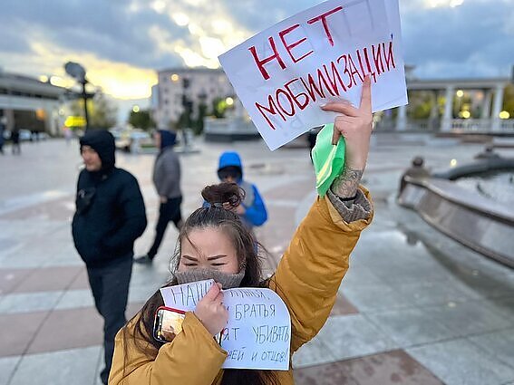 Žinios. Rusijos žmogaus teisių stebėtojai: sulaikyta daugiau nei 2 tūkst. prieš mobilizaciją protestavusių gyventojų