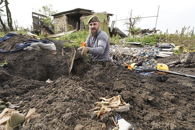 Ukrainos kariai iškasė savo bendražygio, žuvusio mūšyje su Rusijos kariais Charkivo srityje, kūną