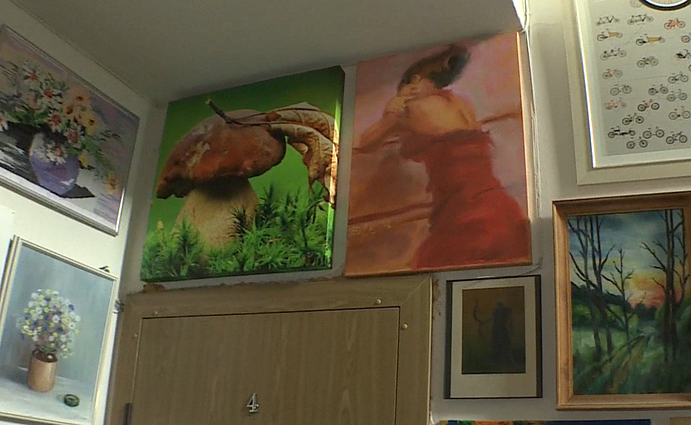 Šiaulietis daugiabučio laiptinėje įkūrė dailės galeriją: pradėjo nuo dukros tapytų paveikslų