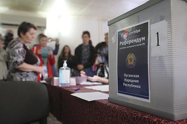Žinios. Okupuotuose Ukrainos regionuose baigėsi Kremliaus surežisuoti referendumai