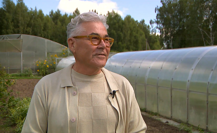 Romas Zakarevičius nesibodi paprasčiausių žemės ūkio darbų: sodyboje – ekologiški vaisiai, daržovės bei įspūdingas gėlynas