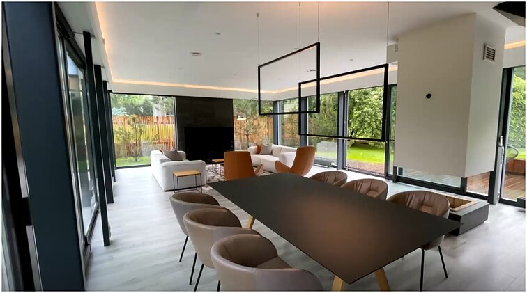 Veranda. Japandi stilius Paupyje, teatrališkas buto interjeras ir loftas, papuoštas lietuvių dizainerių darbais