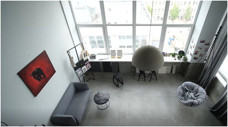 Loftas darbui ir gyvenimui: plati pilkšva erdvė papuošta vien lietuvių menininkų darbais