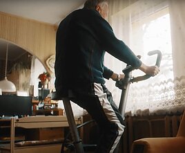 Albinas Pilypas ant stacionaraus dviračio