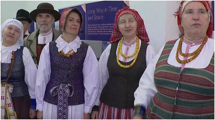 Tautinio paveldo rytmetis Tuskulėnų dvare: folkloro muzika, liaudiškų rūbų kolekcija ir senoviškų karpinių paroda