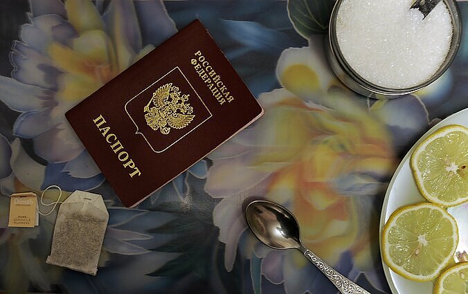 Po okupuotų Ukrainos teritorijų aneksijos, EK ragina griežtinti vizų išdavimą rusams