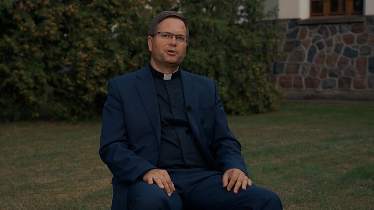 Kelias. Kunigas Remigijus Šemeklis: kiekvieną parapiją galima palyginti su bičių aviliu, o kunigas gali daug išmokti iš bičių