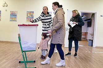 Latvijos parlamento rinkimus laimėjo dabartinis premjeras ir centro partija, vietų gavo nauja prokremliška jėga