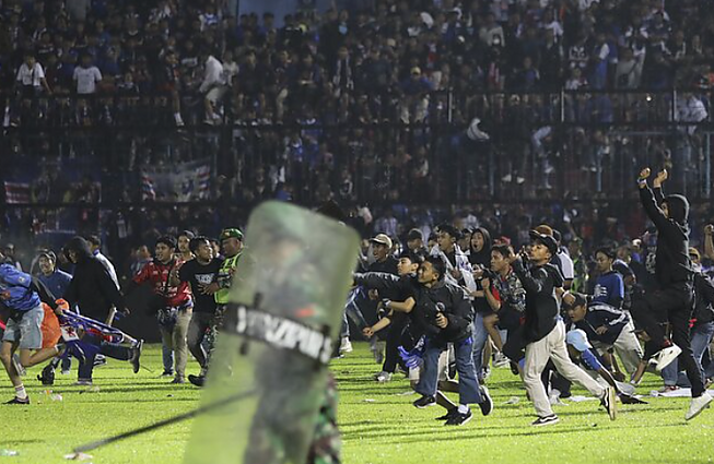 Indonezijoje žuvo 125 futbolo sirgaliai: skaičiuojama, ar tokiam kiekiam žmonių, buvo pakankamas kiekis pareigūnų