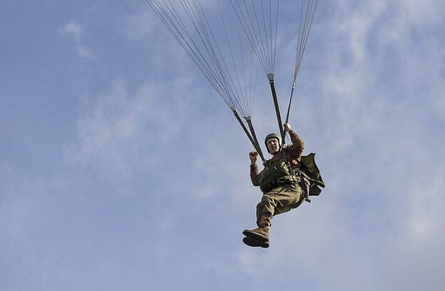 Panorama. Tauragės apylinkėse atkartotas istorinis trijų partizanų nusileidimas parašiutu (su vertimu į gestų k.)