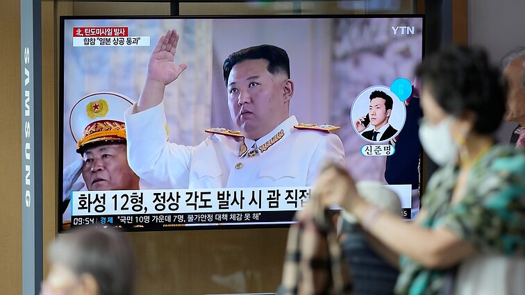 Virš Japonijos skriejusi raketa – provokatyviausias Šiaurės Korėjos žingsnis nuo 2017-ųjų branduolinės įtampos