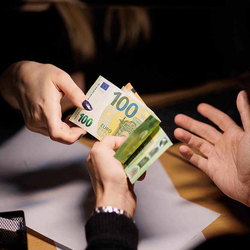 E. Blažio / LRT nuotr., Radijo byla. Kaip elgtis, jei darbdavys už atliktą darbą atsiskaito netinkamai?Asmeninis testamentas – ką reikia žinoti? Valstybės garantuojama teisinė pagalba nuotoliu