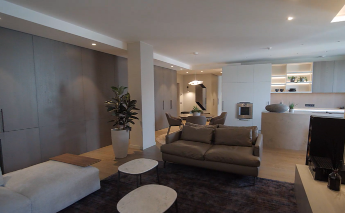 Įspūdingi NT brokerio apartamentai: skirtingos sofų spalvos suteikia atskirų erdvių atmosferą