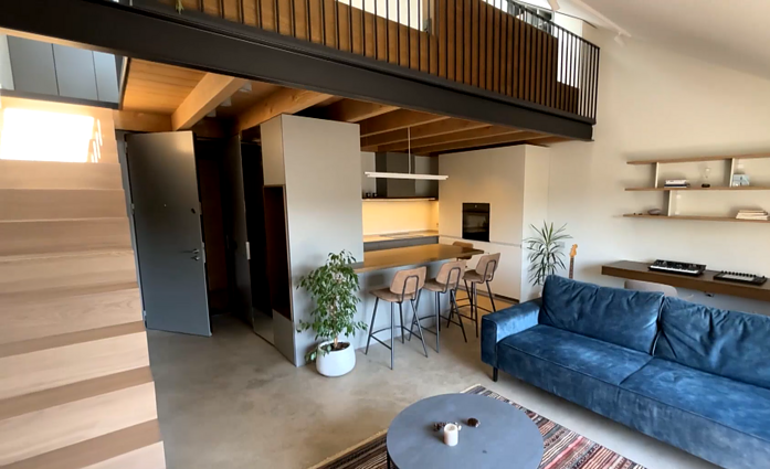 Iš industrinės gamyklos – viengungio loftas: sodrumo namams suteikia išskirtinės tekstūros sienos